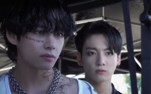 Thích quá chừng khi thấy các thần tượng lạnh lùng kiểm tra ống kính 😍