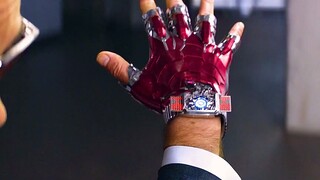 It turns out that Iron Man's left hand has been injured!