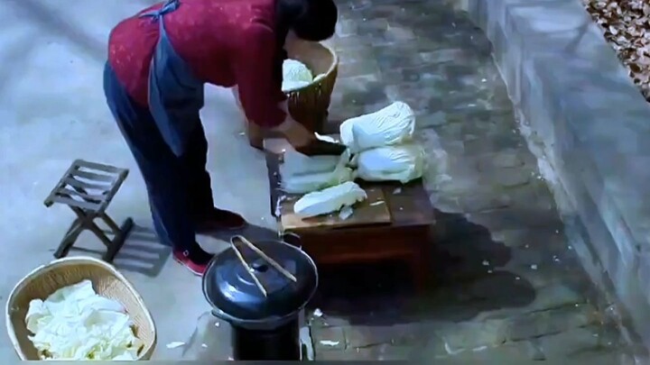 Phụ nữ muối dưa chua không cho muối mà còn phải trụng qua nước sôi.