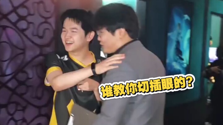 Huhu, dengan nada kesal Bai Lu ditanya, “Siapa yang ngajarin kamu potong mata tusuk?” Bai Lu langsun