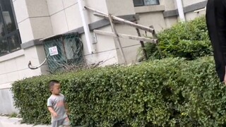 见到路人小哥哥激动成这样，咋滴小孩哥你俩上辈子是认识吗？