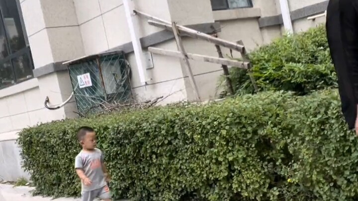 Begitu bersemangat bertemu kakak laki-laki yang lewat, kenapa nih adik kecil, apa kalian dulu pernah