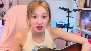Song Yuqi live streaming gitar sambil menyanyikan Speak Now milik Taylor Swift!