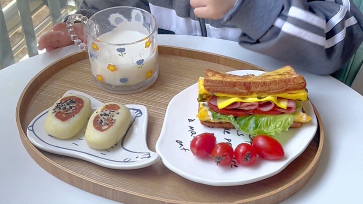 Bữa sáng của bé: bánh mì kẹp trứng, bánh sơn dược việt quất