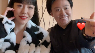 Ayah kita ini lagi minum sama siapa lagi nih?