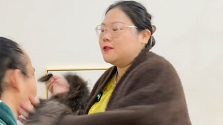 Fans say I look like a rich woman, so today I imitated a rich woman slapping someone, and I’ll take 