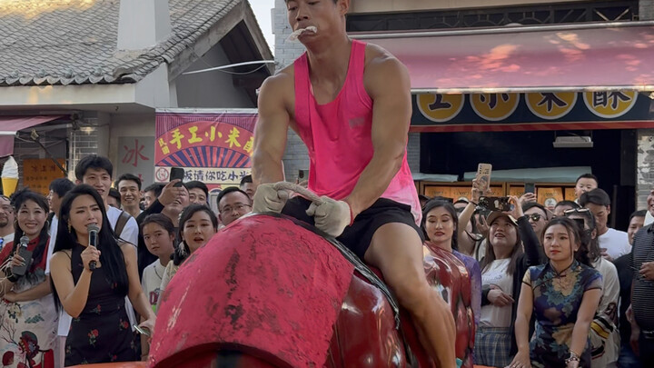 Lại một lần nữa thử thách cưỡi bò để giành điện thoại, ông chủ giật mình đến mức phải điều chỉnh kho