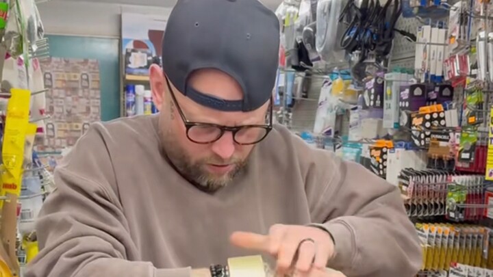 ما الفرق بين سوار بالنسياغا بسعر 4400 دولار وقطعة شريط لاصق من متجرٍ للدولار؟! الناس العاديون لا يفه