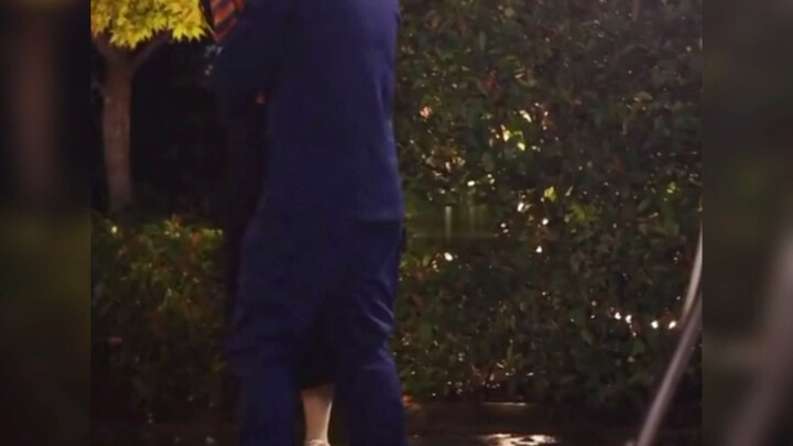 Trương Tịnh Nghi không chỉ tự do với giày cao gót, cô còn có thể đứng hẳn lên bậc thềm. Đến lúc Huỳn