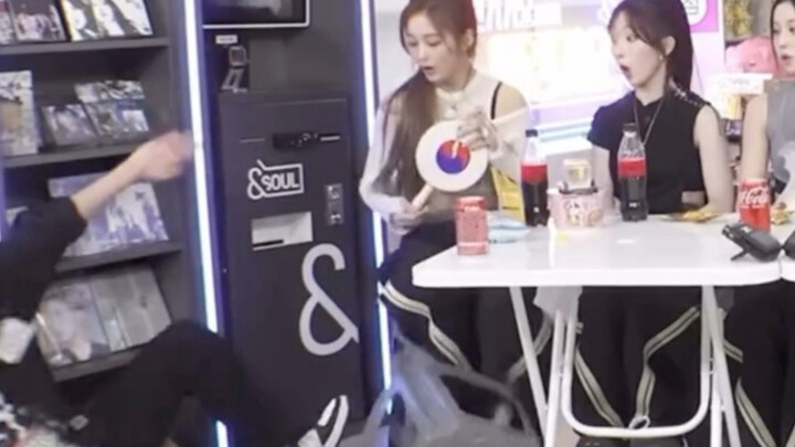 จะมีอะไรอึดอัดไปกว่าการนั่งยองต่อหน้าไอดอลสาวอีกไหม…