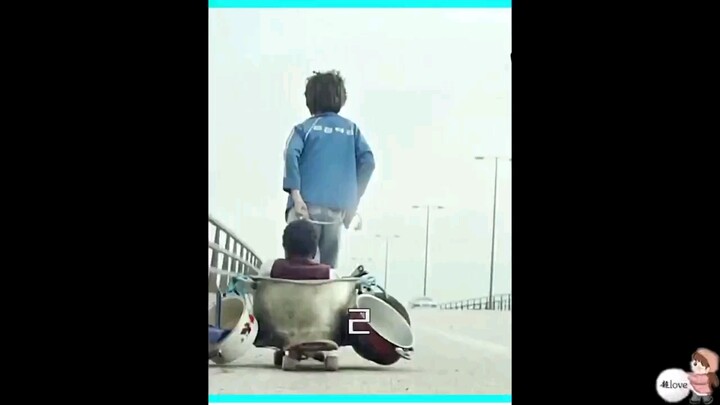 الأطفال من العائلات الفقيرة يكبرون مبكرًا: صبي صغير يعيل رضيعًا ليس له صلة دم به وحده.