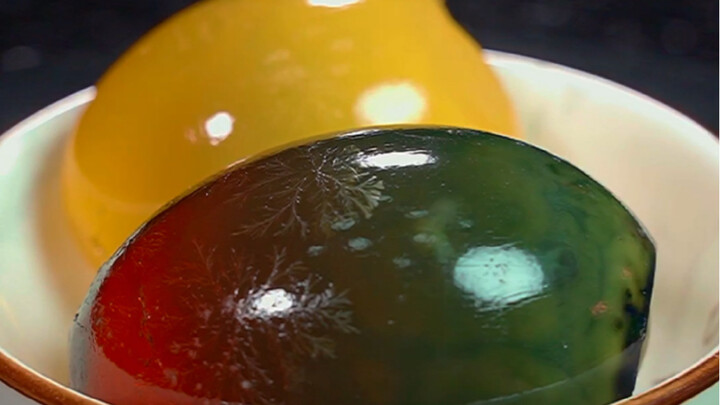 Apakah telur ayam yang dibuat menjadi telur asin berwarna kuning keemasan, sementara telur bebek men