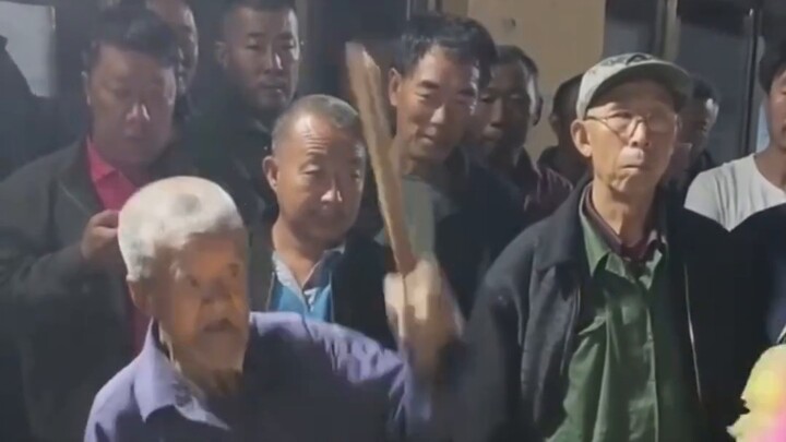 Mr. Wen has played the drums for others all his life, and this time he finally plays the drums for h