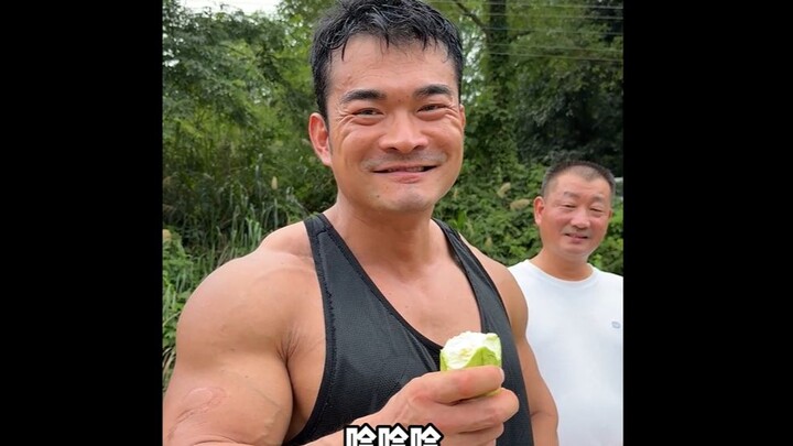 第一次生吃丝瓜 ，味道还可以，兄弟们吃过吗？