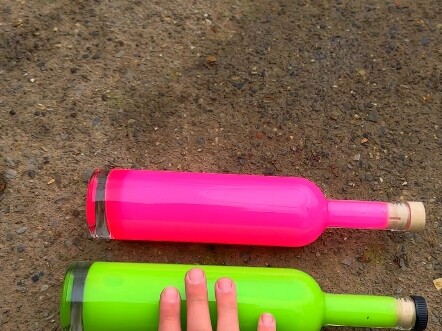 Khoảnh khắc giải áp khi lăn chai xuống cầu thang