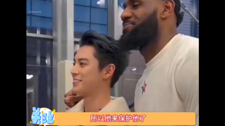 Dia melindungi idolanya sekaligus menjaga kepercayaan diri si bocah.