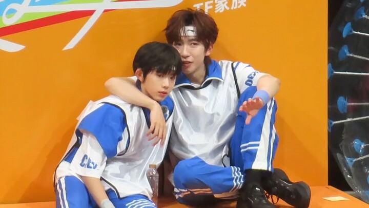 【ألعاب عائلة TF】“بمجرد أن لوّح هه إر بيدِه، وقع تشن يي هنغ مباشرة في حضن الأخ الأكبر هاهاهاهاها!! هه