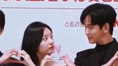 Kim Soo Hyun and Kim Ji Won are a little embarrassed?