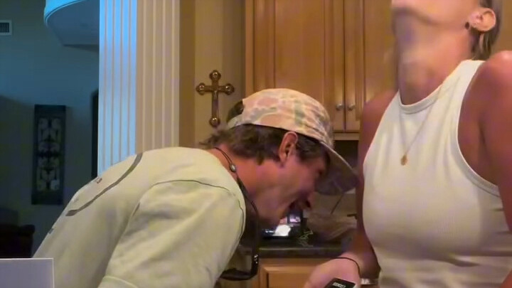 Cho bạn trai cảm nhận nỗi đau của các cô gái trong kỳ kinh nguyệt