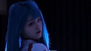 فتاة جميلة تطلب القتال!