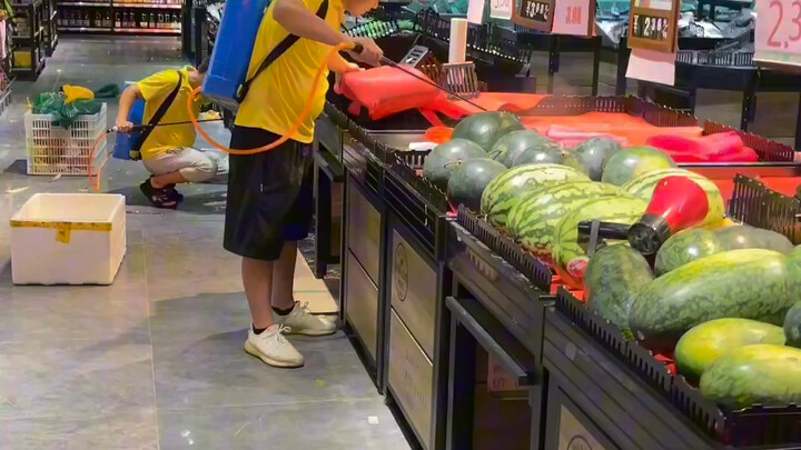 Let me take you to see the supermarket’s first disinfection.