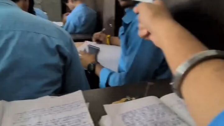 ले ली बंदूक।।