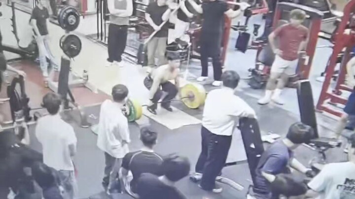 Mới đầu cứ tưởng là deadlift, sau lại nghĩ là clean & jerk, cuối cùng hóa ra lại là cử tạ