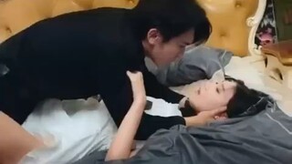 Dia tak bisa lepas dari genggaman bos besar Hong Kong, tapi justru