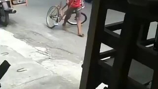 HAH.... KO BISA SAMPE PATAH GITU?? 😂 YG TAU PENYEBABNYA BISA TULIS DIKOMEN GUYS 😂