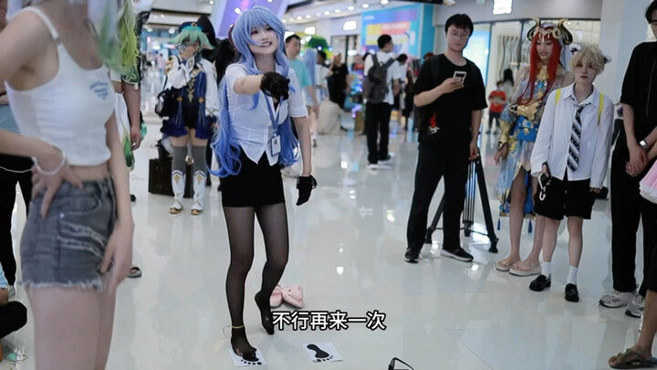 漫展上这种游戏你会去玩吗 输赢都有小姐姐亲亲哦