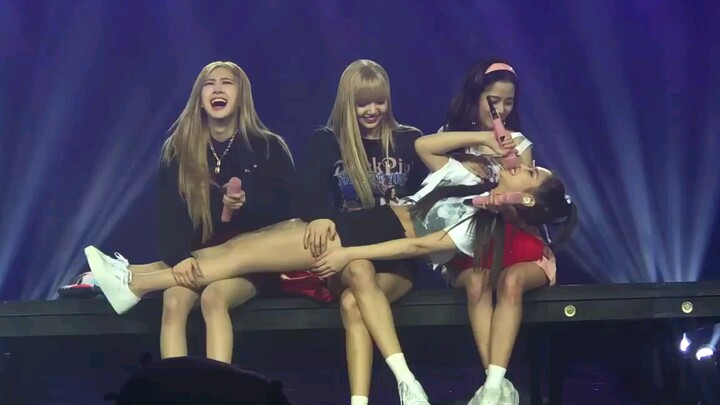 لحم الخنزير المقدد يحبس جيني ويجعل جيسو تقبله، المشهد أصبح محرجًا للغاية ههههههههههه