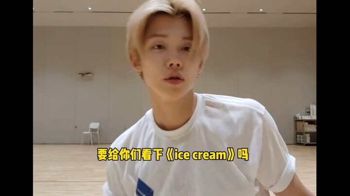 Sepertinya dia benar-benar ingin mengajariku! Choi Yeonjun mengajari solo “Ice Cream” dengan gerakan