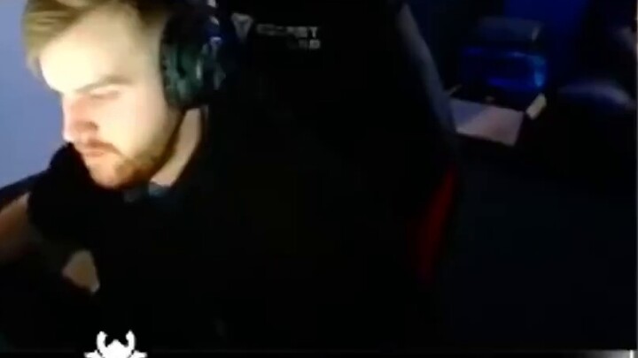 Ni Gongzi hướng dẫn bạn cách chơi Desert Eagle và AK (Khoảnh khắc nổi bật)