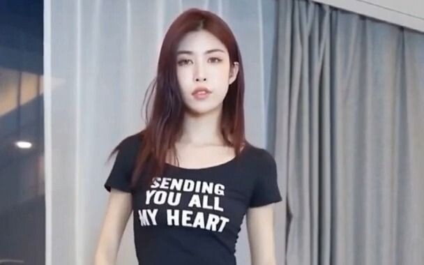 [Wenwen] New episode of black silk hip skirt dance show, why do stockings tear...