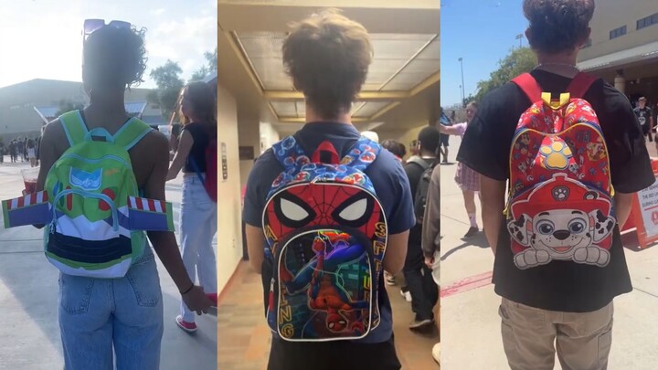 Lulus sambil memanggul tas sekolah anak-anak