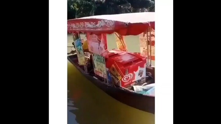 Jualan Es Krim / Ice Cream di Sungai