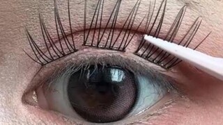 Nên dán mi giả phía trên hay phía dưới mi thật?