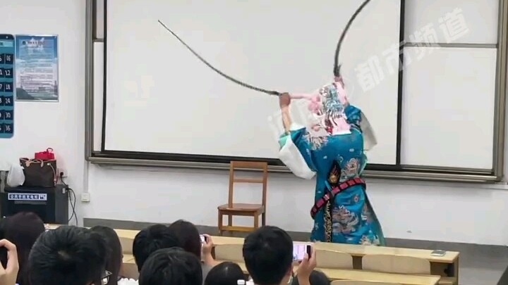 Trường đại học mở khóa học thưởng thức kịch Tấn, mời nghệ sĩ chuyên nghiệp biểu diễn cho sinh viên —