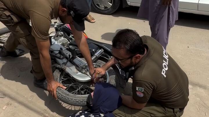 sab ko chahiye ke Dyan karain