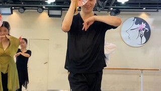 The folding fan dance "Autumn Wind Drunk" is so beautiful that you can't get enough of it even if yo