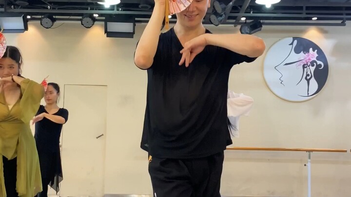 The folding fan dance "Autumn Wind Drunk" is so beautiful that you can't get enough of it even if yo
