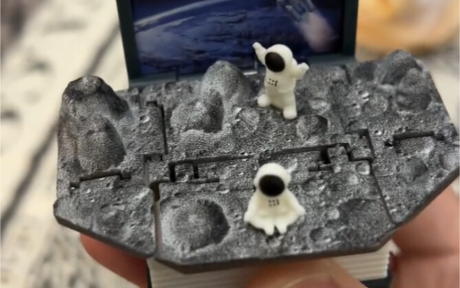 You think it's just an ordinary keychain? But actually, it hides your favorite world inside!