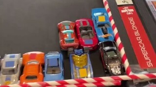 用玩具汽车+跑步机模拟竞赛，男孩子的快乐真的很简单~