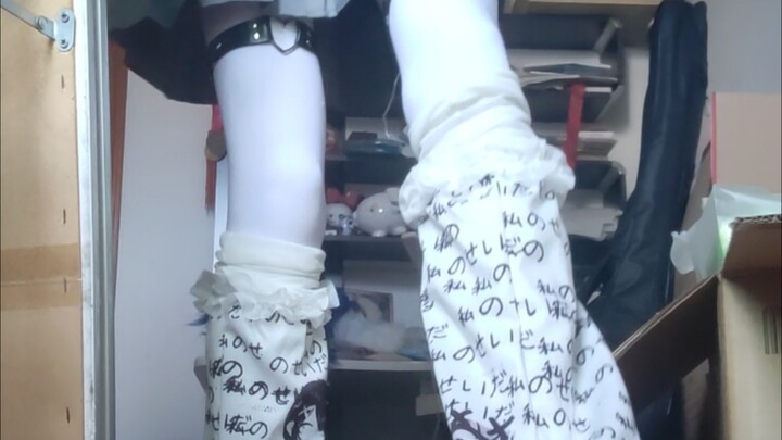 小男娘独自一人在家中发癫。