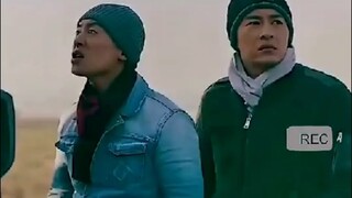 俩小伙车坏在了半路让大哥帮忙，谁知连油都被抽干了