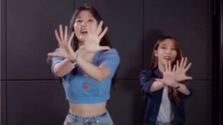 Seulgi teaches Moonbyul how to be queen in just one minute