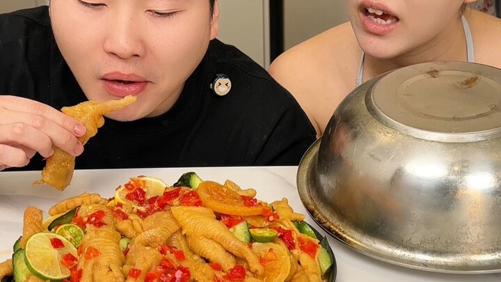 Biết ngay là bạn trai lát nữa sẽ lén ăn vụng
