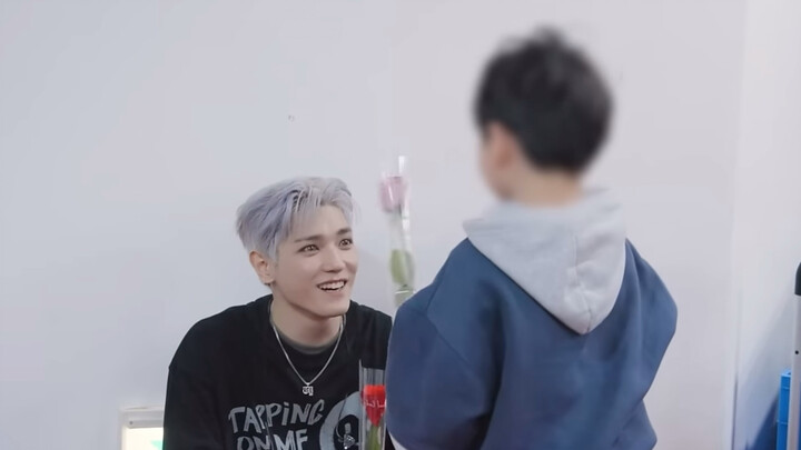 【Lee Tae‑yong】Momen menggemaskan saat Tae‑yong berpura‑pura melakukan sesi tanda tangan dengan sang 