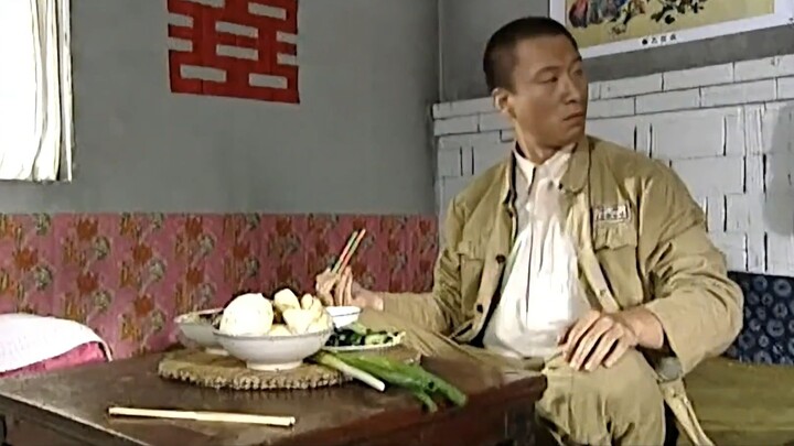 A man has been eating pig slop for 30 years; even the leader was left speechless after trying it.