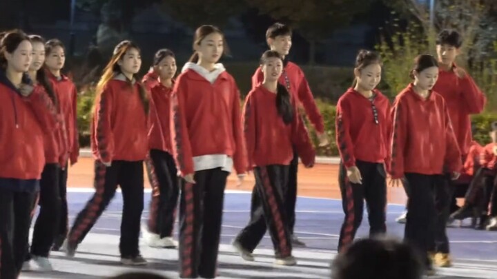 Điểm danh những vũ công tâm hồn luôn xuất hiện khắp sân trường, ngay từ màn mở đầu đã khiến cả khán 